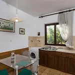 Vukic - With Terrace And Garden View Apartmán *