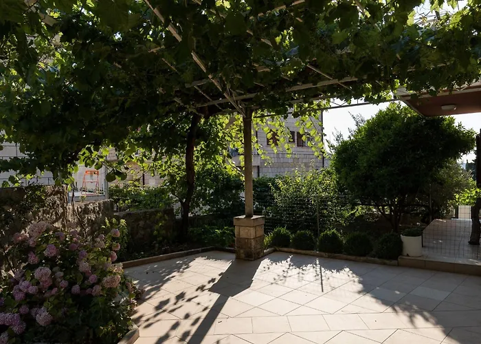 Vukic - With Terrace And Garden View Dubrovnik
