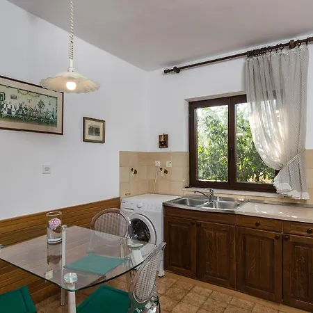 Vukic - With Terrace And Garden View Apartment *