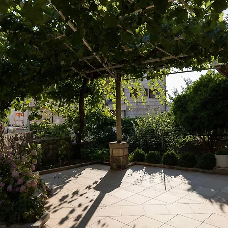 Vukic - With Terrace And Garden View 두브로브니크