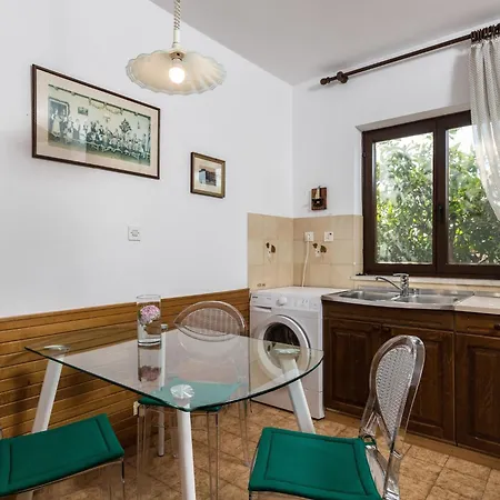 Vukic - With Terrace And Garden View Apartment Dubrovnik