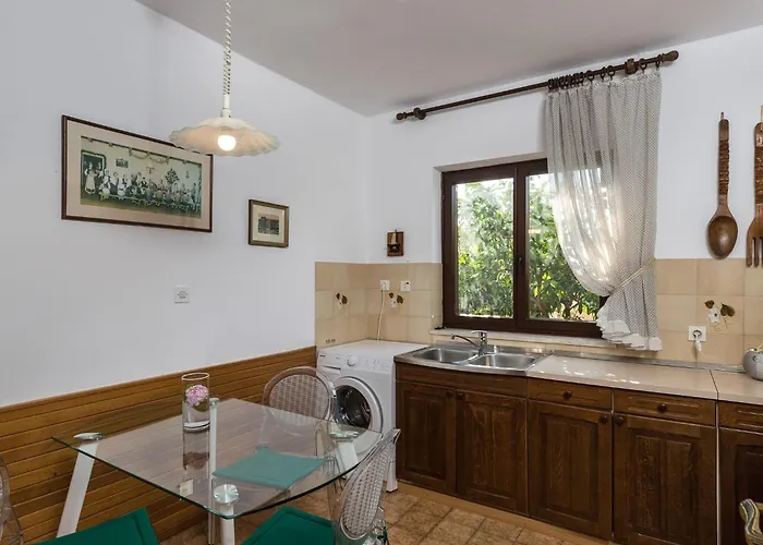 Vukic - With Terrace And Garden View Apartmán *